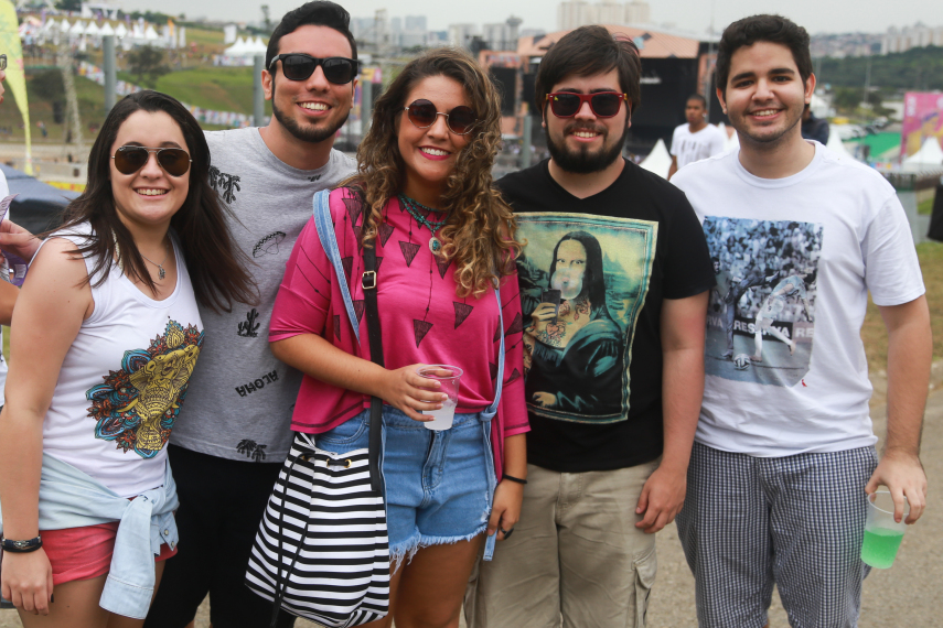 No segundo dia de festival em São Paulo, público ignorou tempo nublado e coloriu o Autódromo de Interlagos.