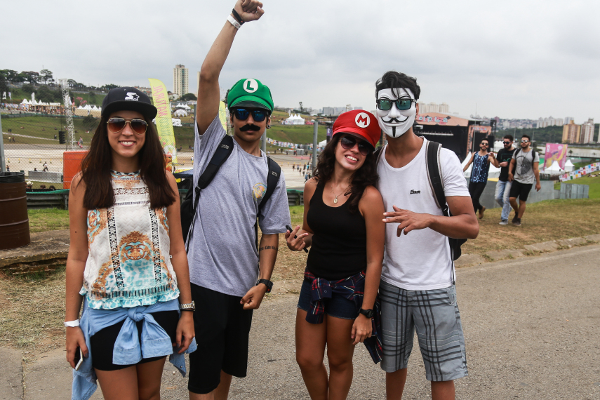 No segundo dia de festival em São Paulo, público ignorou tempo nublado e coloriu o Autódromo de Interlagos.