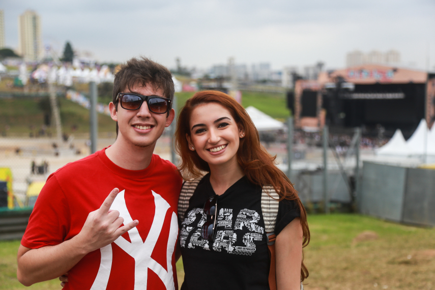 No segundo dia de festival em São Paulo, público ignorou tempo nublado e coloriu o Autódromo de Interlagos.