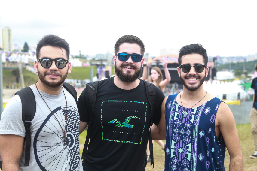 No segundo dia de festival em São Paulo, público ignorou tempo nublado e coloriu o Autódromo de Interlagos.