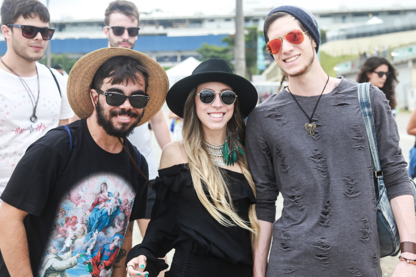 No segundo dia de festival em São Paulo, público ignorou tempo nublado e coloriu o Autódromo de Interlagos.