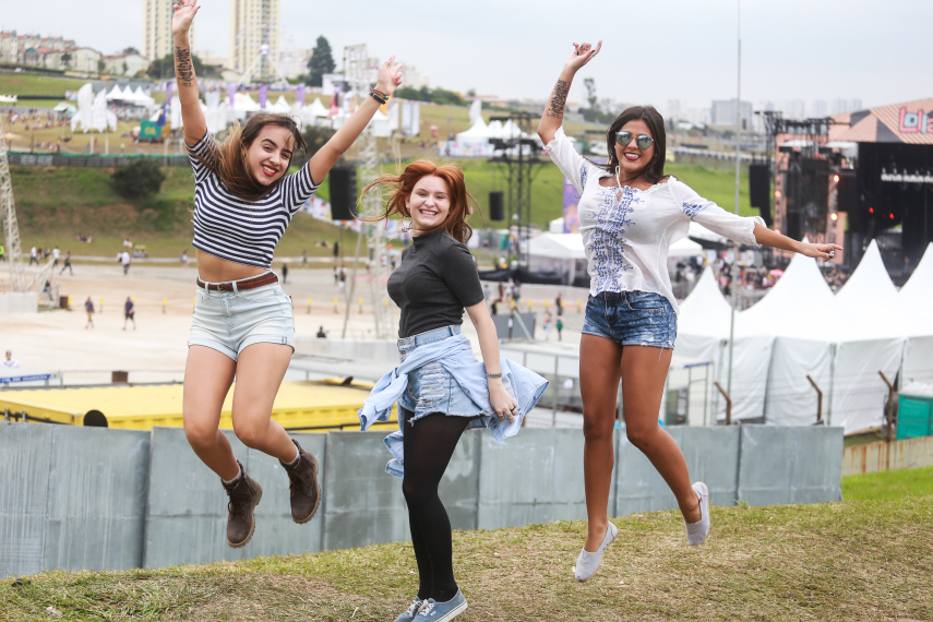 No segundo dia de festival em São Paulo, público ignorou tempo nublado e coloriu o Autódromo de Interlagos.