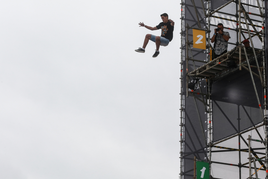 No segundo dia de festival em São Paulo, público ignorou tempo nublado e coloriu o Autódromo de Interlagos.