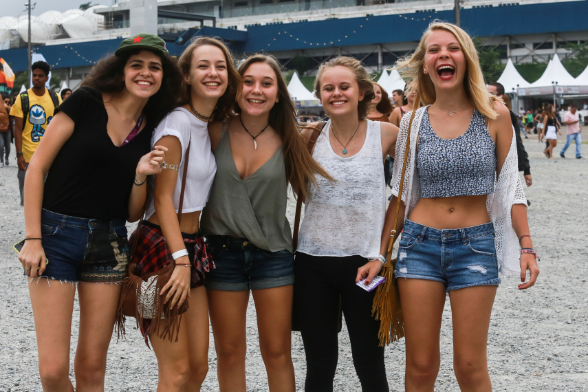 No segundo dia de festival em São Paulo, público ignorou tempo nublado e coloriu o Autódromo de Interlagos.