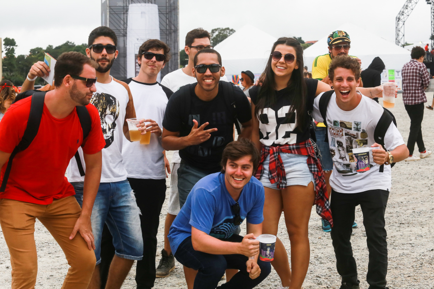 No segundo dia de festival em São Paulo, público ignorou tempo nublado e coloriu o Autódromo de Interlagos.