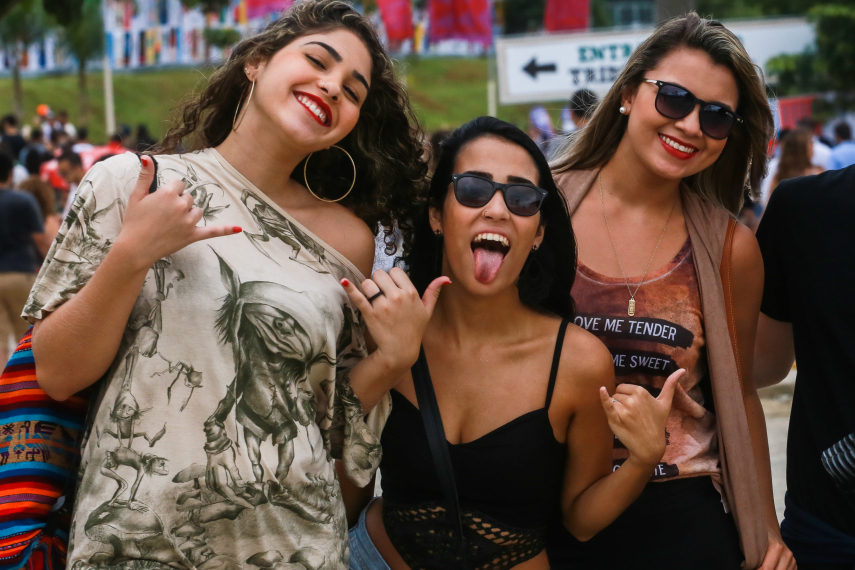 No segundo dia de festival em São Paulo, público ignorou tempo nublado e coloriu o Autódromo de Interlagos.