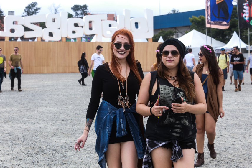 No segundo dia de festival em São Paulo, público ignorou tempo nublado e coloriu o Autódromo de Interlagos.