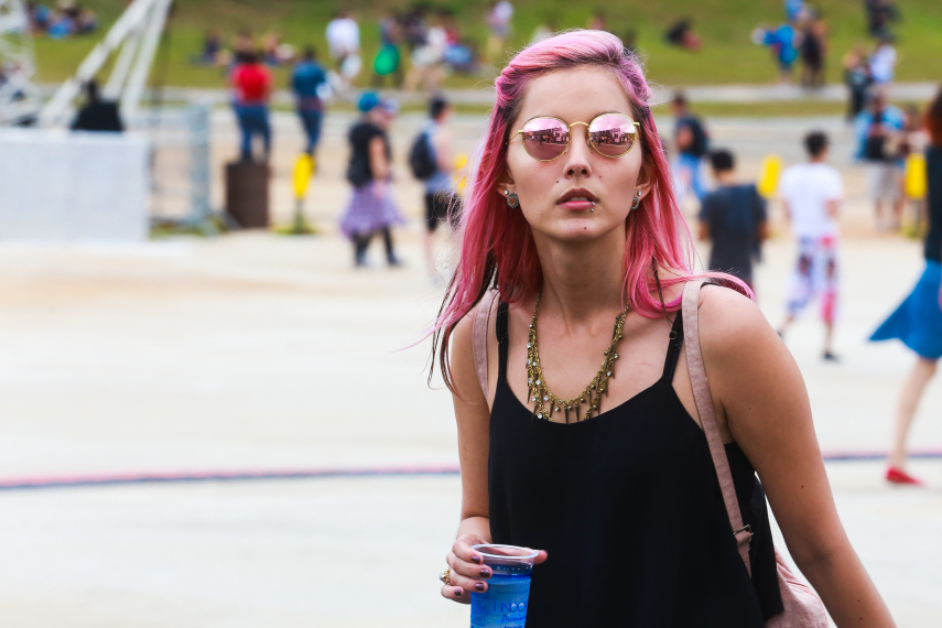 No segundo dia de festival em São Paulo, público ignorou tempo nublado e coloriu o Autódromo de Interlagos.