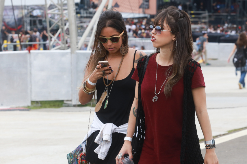 No segundo dia de festival em São Paulo, público ignorou tempo nublado e coloriu o Autódromo de Interlagos.