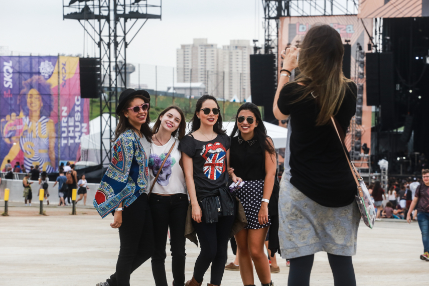 No segundo dia de festival em São Paulo, público ignorou tempo nublado e coloriu o Autódromo de Interlagos.