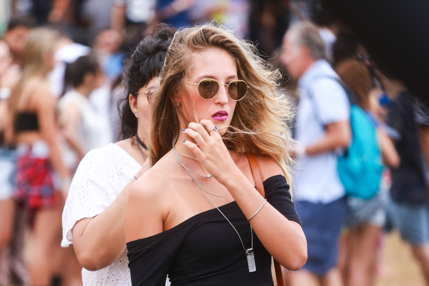 No segundo dia de festival em São Paulo, público ignorou tempo nublado e coloriu o Autódromo de Interlagos.