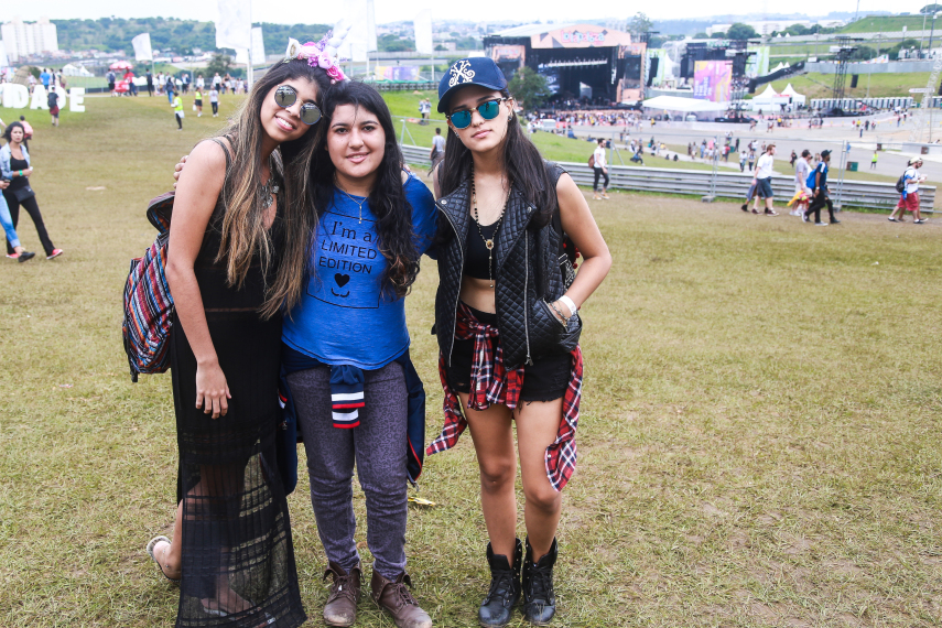 No segundo dia de festival em São Paulo, público ignorou tempo nublado e coloriu o Autódromo de Interlagos.