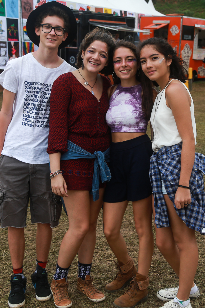 No segundo dia de festival em São Paulo, público ignorou tempo nublado e coloriu o Autódromo de Interlagos.