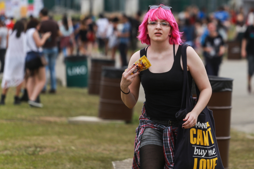 No segundo dia de festival em São Paulo, público ignorou tempo nublado e coloriu o Autódromo de Interlagos.