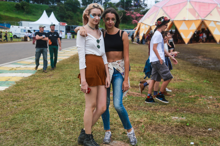 No segundo dia de festival em São Paulo, público ignorou tempo nublado e coloriu o Autódromo de Interlagos.