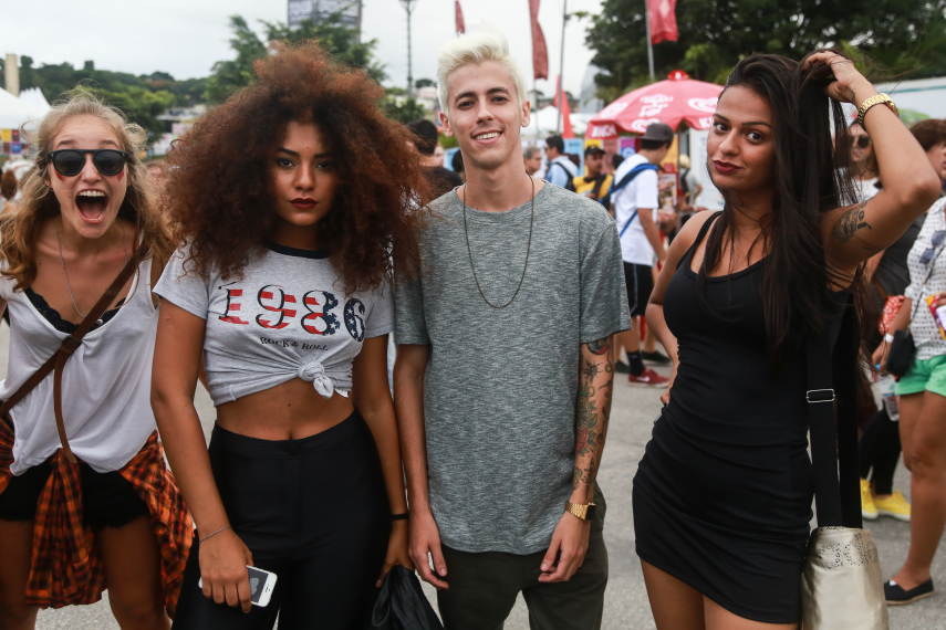 O público do Lollapalooza 2016 caprichou no visual para curtir os shows realizados no Autódromo de Interlagos, em São Paulo, neste sábado (12)