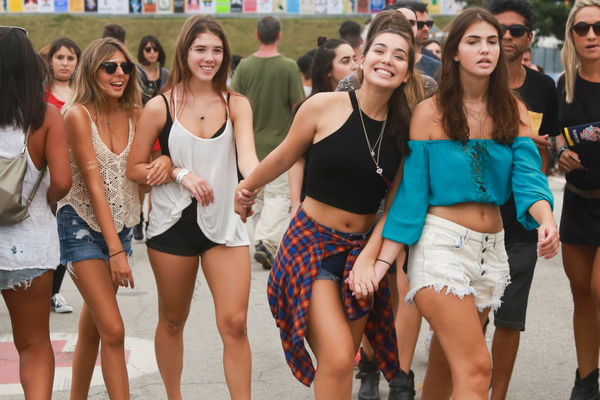 O público do Lollapalooza 2016 caprichou no visual para curtir os shows realizados no Autódromo de Interlagos, em São Paulo, neste sábado (12)