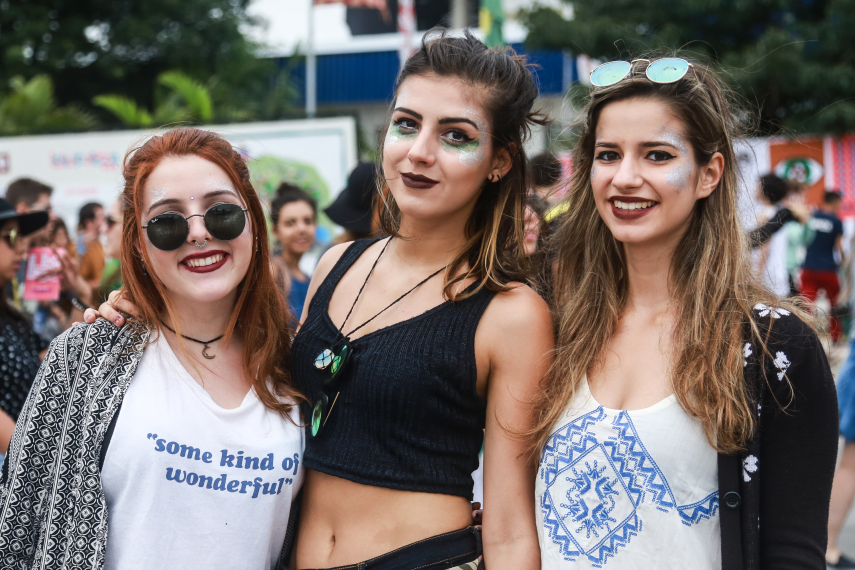 O público do Lollapalooza 2016 caprichou no visual para curtir os shows realizados no Autódromo de Interlagos, em São Paulo, neste sábado (12)