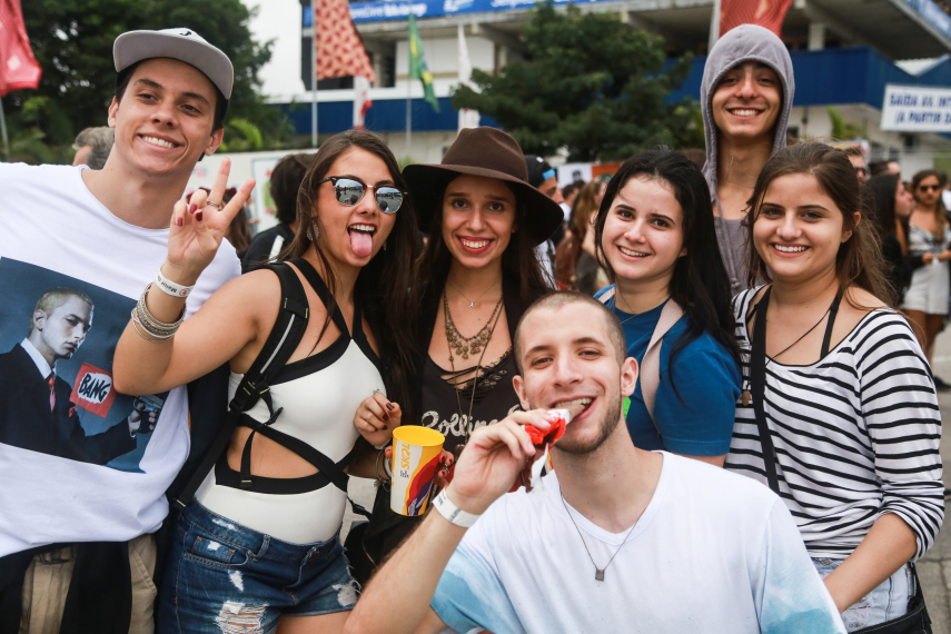 O público do Lollapalooza 2016 caprichou no visual para curtir os shows realizados no Autódromo de Interlagos, em São Paulo, neste sábado (12)