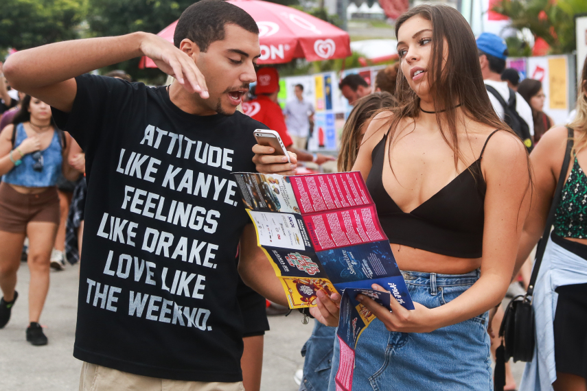 O público do Lollapalooza 2016 caprichou no visual para curtir os shows realizados no Autódromo de Interlagos, em São Paulo, neste sábado (12)