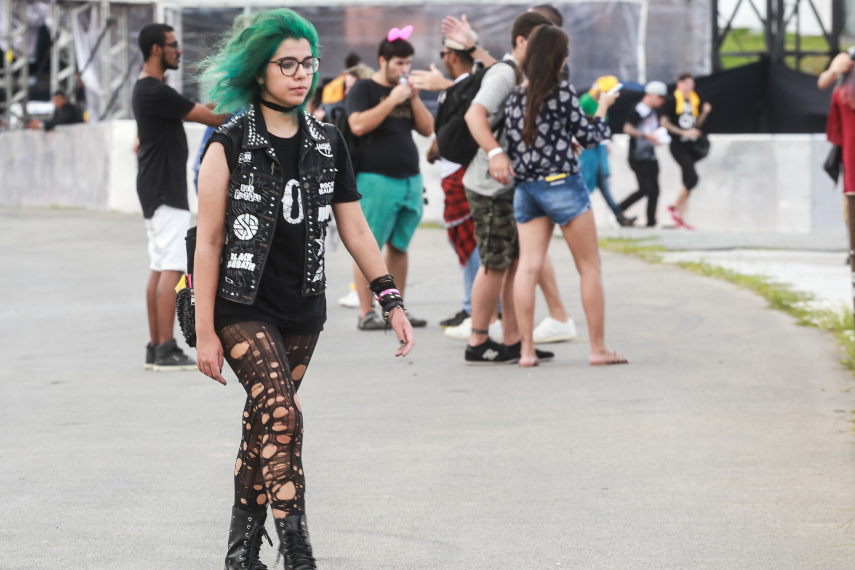 O público do Lollapalooza 2016 caprichou no visual para curtir os shows realizados no Autódromo de Interlagos, em São Paulo, neste sábado (12)