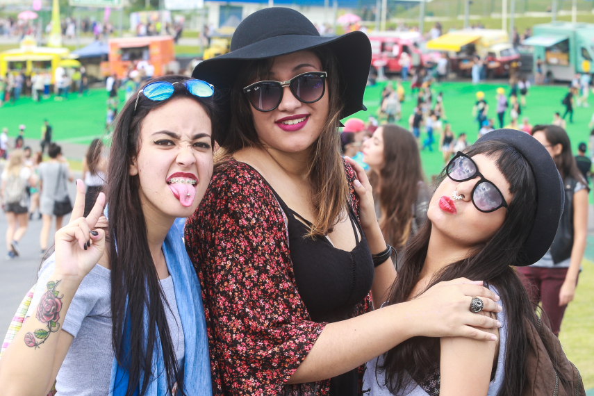 O público do Lollapalooza 2016 caprichou no visual para curtir os shows realizados no Autódromo de Interlagos, em São Paulo, neste sábado (12)