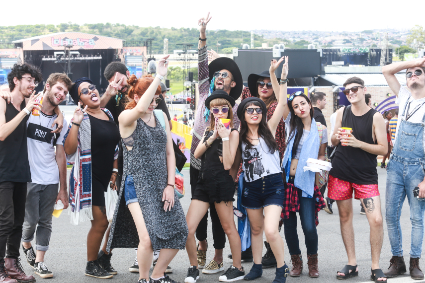 O público do Lollapalooza 2016 caprichou no visual para curtir os shows realizados no Autódromo de Interlagos, em São Paulo, neste sábado (12)