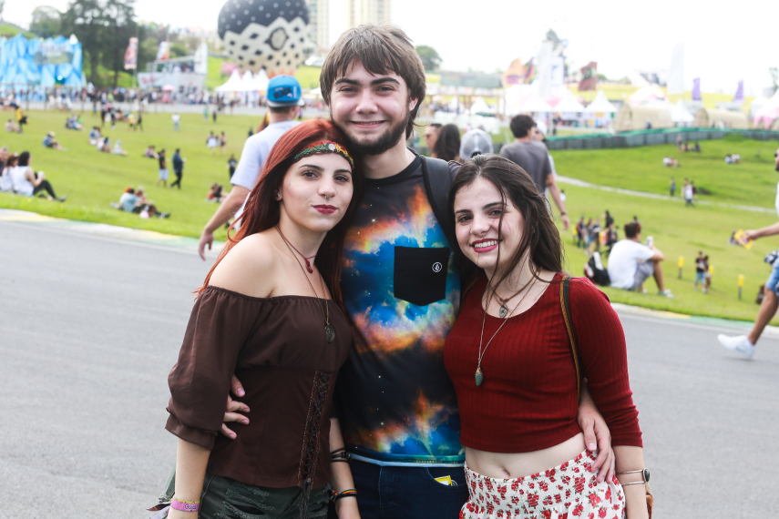 O público do Lollapalooza 2016 caprichou no visual para curtir os shows realizados no Autódromo de Interlagos, em São Paulo, neste sábado (12)