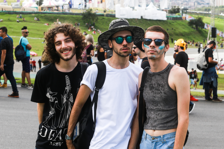 O público do Lollapalooza 2016 caprichou no visual para curtir os shows realizados no Autódromo de Interlagos, em São Paulo, neste sábado (12)