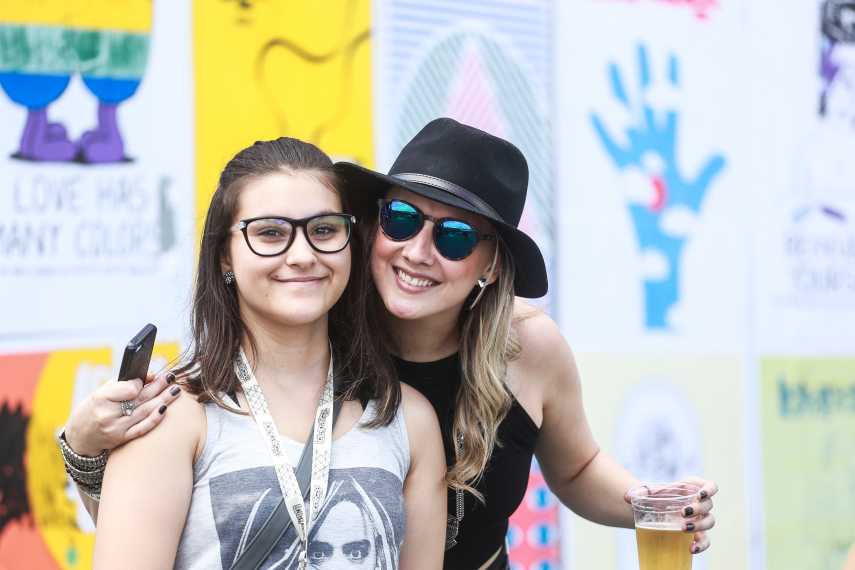 O público do Lollapalooza 2016 caprichou no visual para curtir os shows realizados no Autódromo de Interlagos, em São Paulo, neste sábado (12)