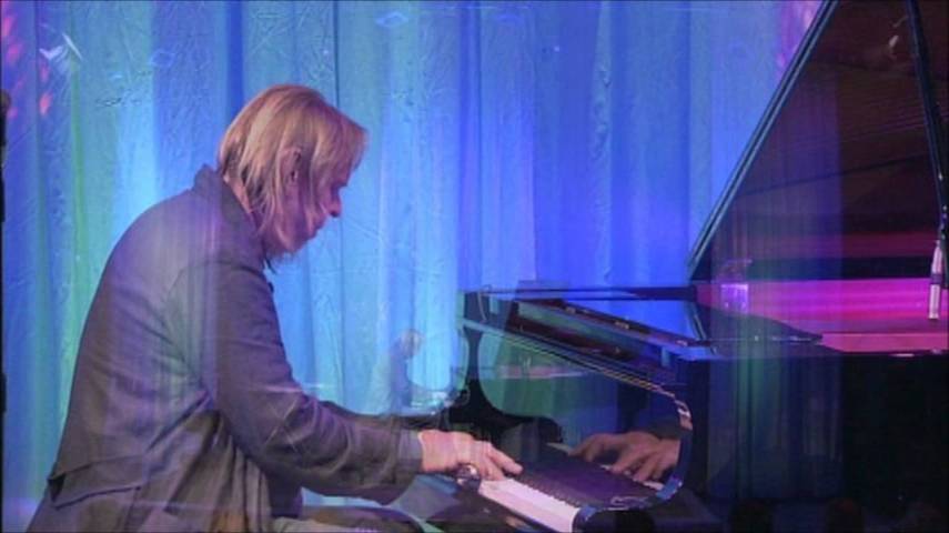Rick Wakeman, o tecladista da banda de rock progressivo Yes se apresentou em Cuba a convite de Fidel Castro. Em 2005