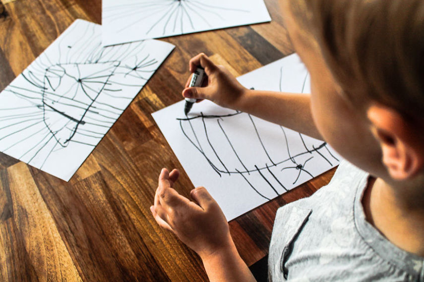 Paul Dodd e o filho Kylan fizeram uma parceria para criar arte abstrata