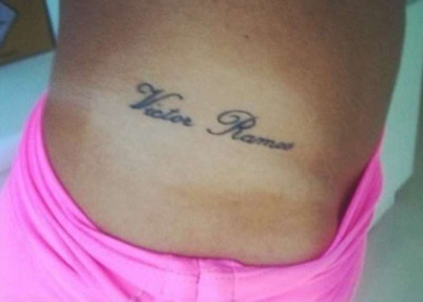 Nicole Bahls teve um breve romance com o jogador de futebol Victor Ramos, e em pouco mais de um mês de namoro, homenageou o amado com uma tatuagem. A modelo já apagou o nome do ex do corpo.