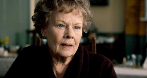  Philomena (Judi Dench) é uma mulher forte que perdeu o filho raptado por membros da igreja. Na trama, ela luta e percorre caminhos atrás de uma solução para o desaparecimento de seu filho