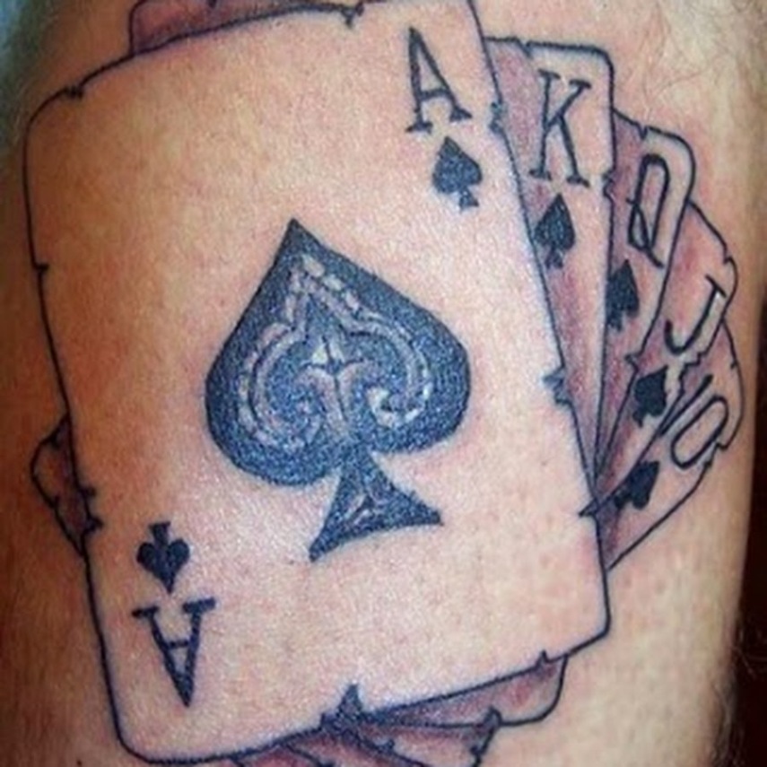 Cartas de baralho podem significar coisas diferentes, mas são muitas vezes associada com a vida na prisão. Indica que o prisioneiro geralmente gosta de jogar ou que sua vida é um jogo e por isso não está preocupado com esta condenação. São muito populares nas prisões russas onde cada carta do baralho tem um significado específico.