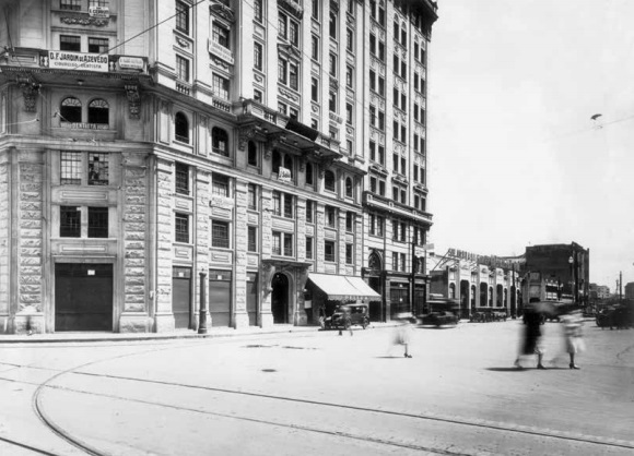 Praça Ramos de Azevedo. Em primeiro plano, o Edifício São Pedro e, ao lado, o Edifício Glória, em 1931