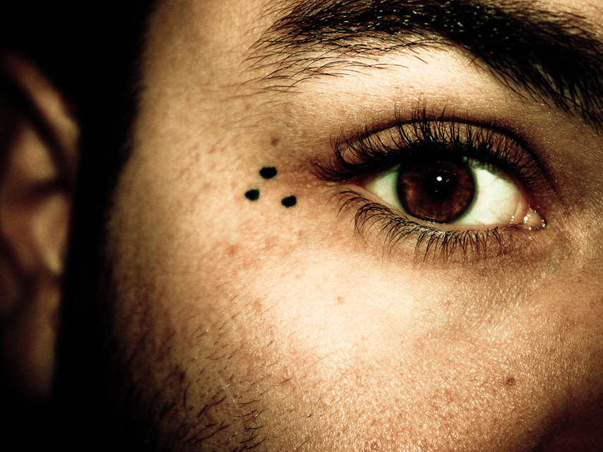 A tattoo de três pontos representam 