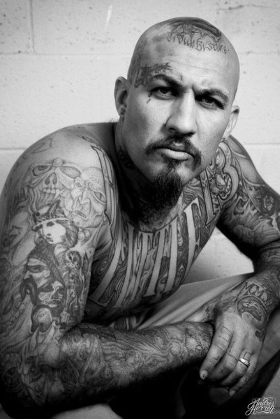 A coroa de cinco pontos é um símbolo do Latin Kings Gang. Este grupo é um dos maiores de origem hispânica nos EUA, mas sua influência e filiação são espalhadas por diferentes partes do mundo, especialmente nas prisões da América do Sul. Com esta imagem tatuada, você mostra que é um membro da gangue ou pelo menos você promete fidelidade a eles e o que eles representam.