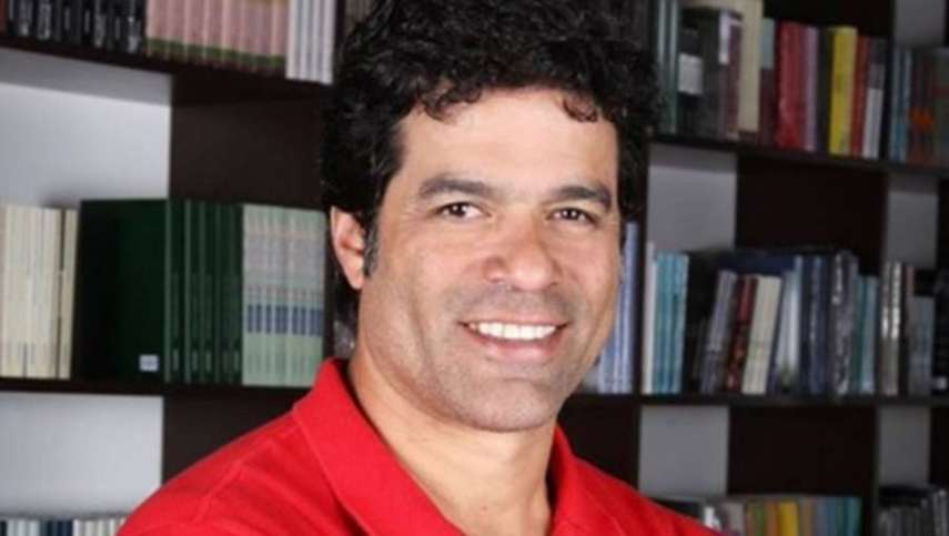 O ex-jogador tem 50 anos e é avô de uma adolescente chamada Naira.