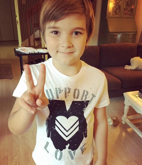 Faz tempo que a foto que inspirou uma enxurrada de memes foi tirada, e até hoje as montagens pipocam na internet. Foi em 2007 que Laney, a mãe de menino Sammy Griner, fez o clique do filho segurando um pouco de areia como se estivesse em um momento de glória e postou no Flickr, mas os zoeiros da internet descobriram a imagem apenas em 2010, ano em que o