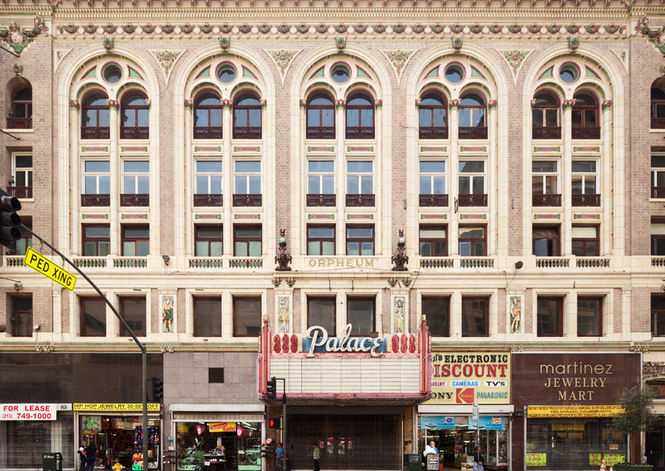 O escritório de Olivia Pope fica nos andares superiores do Palace Theatre, localizado na Broadway, 630, em Los Angeles. O teatro é aberto para visitação, mas o set de gravação infelizmente não