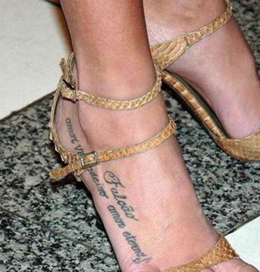  Deborah Secco namorou Falcão por 2 anos e fez uma homenagem para o vocalista do Rappa no pé. A atriz apagou o nome do músico e ficou apenas com a frase 