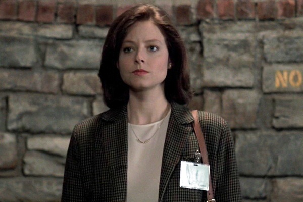  Clarice Starling (Jodie Foster) é uma investigadora que precisa se aliar ao criminoso Hannibal Lecter para desvendar o autor de assassinatos brutais. Ela vence medos e perigos para concluir a missão no filme