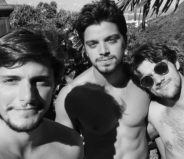 Os irmãos são filhos do ator Beto Simas.