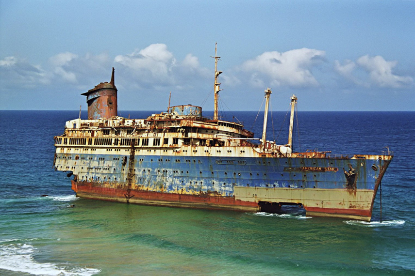 Na costa das Ilhas Canárias, território autônomo espanhol que fica entre a Espanha e o Marrocos, está à deriva a carcaça do SS America, um navio construído em 1939. Depois de uma longa história, principalmente sendo usado pela tropa nazista durante a II Guerra Mundial, ele foi atingido por uma tempestade em 1993 e, desde então, turistas vão até a praia Garcey, de onde a proa pode ser vista da areia