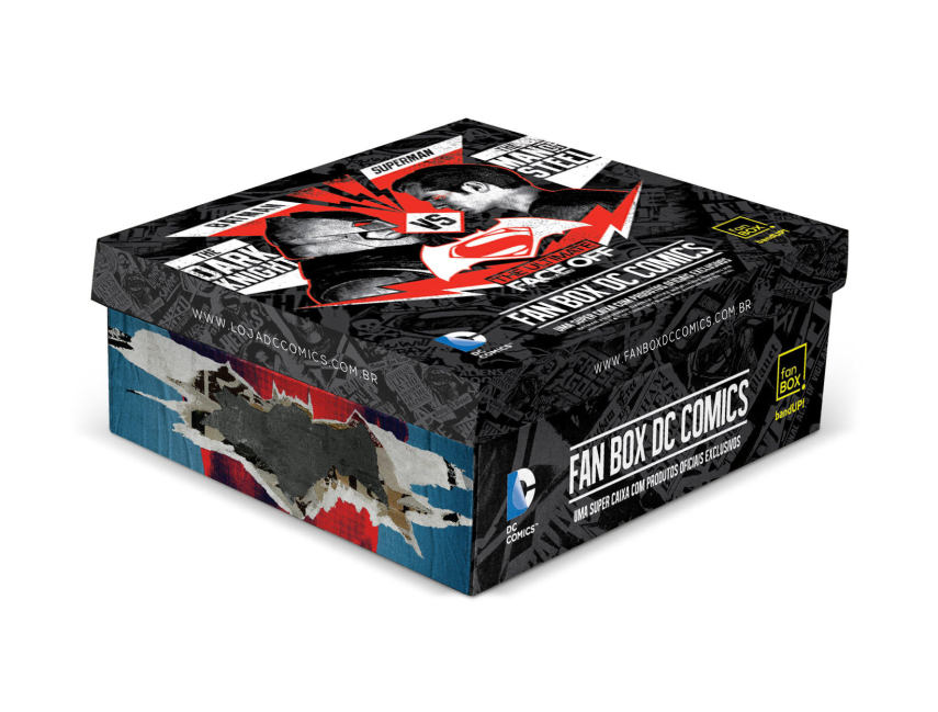 Essa é aquela semana que geeks só tem um filme na cabeça. Com a estreia de Batman vs Superman - A Origem da Justiça nesta quinta-feira (24), fãs dos heróis da DC Comics estão ansiosos com esse embate nas telonas. Aumentando ainda mais essa ansiedade, a loja oficial da DC e a bandUP! Store lançaram uma série de itens colecionáveis inspirados no filme. Os heróis estampam mais de 100 produtos disponíveis na loja, desde camisetas, capas de celular, copos, canecas, almofadas até um tênis de cano alto em edição limitada, que custa R$ 179. Para os fãs que gostam de gostam de ter de tudo um pouco dos seus personagens prediletos, a Gift Box oferece um pacote com itens variados, como balde para pipoca, paper toy, abridor de garrafa, pôsteres, blocos de anotação e muitos outros colecionáveis.