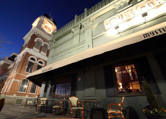 O restaurante The Mhystic Grill que aparece tanto na série é real e exatamente igual. Ele fica em Covington, no estado da Georgia, e foi usado para as gravações do programa
