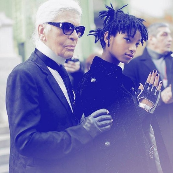 A filha dos atores Will Smith e Jada Pinkett Smith tem 15 anos é modelo. Ela foi escolhida por Karl Lagerfeld para ser a nova embaixadora da Chanel.