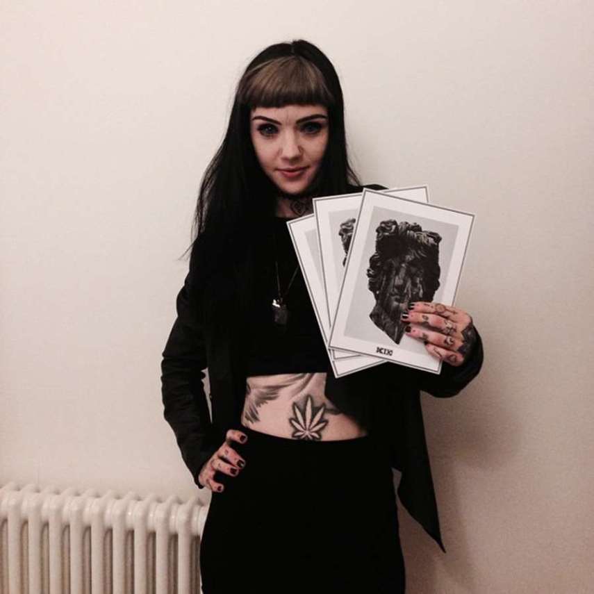 Grace Neutral tem 26 anos e vem conquistando mais seguidores nas redes sociais a cada dia que passa. A tatuadora e modelo inglesa, que é adepta de modificações corporais, já fez diversos procedimentos para ficar parecida, segundo ela, com um duende.