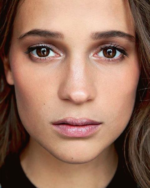 Alicia Vikander será a nova Lara Croft. A atriz sueca de 27 anos se encarregará de subsituir Angelina Jolie no reboot do filme que saiu dos games para tomar as telonas. Nascida em Gutemburgo, ela não é exatamente uma desconhecida dos cinemas.  Embora tenha estudado balé na Escola do Balé Real Sueco a partir dos 9 anos, foi no teatro onde encontrou seu caminho. Em 2015, participou de vários filmes, incluindo A Garota Dinamarquesa, pelo qual foi indicada e venceu o Oscar 2016.  Vida na Suécia Alicia é filha de Maria Fahl Vikander, uma atriz de teatro, e do psiquiatra Svante Vikander. Embora o casal tenha se separado quando Alicia tinha apenas cinco meses de idade, a atriz já disse ao jornal The Telegraph que teve 